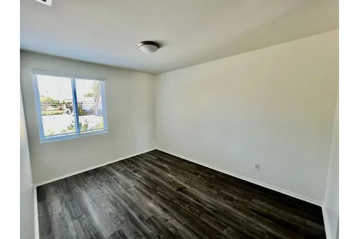 $2000 : Casa totalmente remodelada image 6