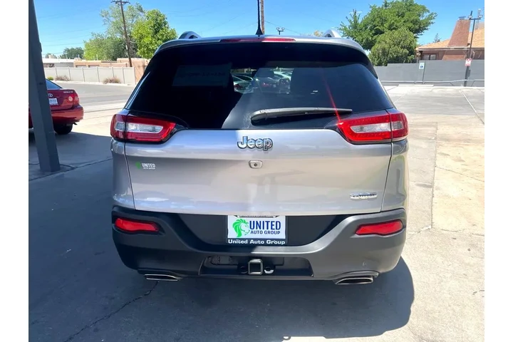 2017 Cherokee Latitude FWD image 6