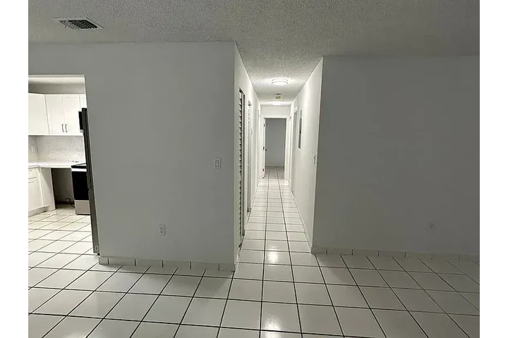 $800 : Recently renovated 2/1 Duplex! image 2