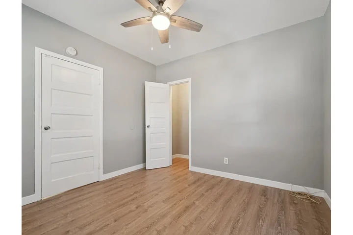 $1300 : Cozy, modern 2-bed, 2-bath sin image 1