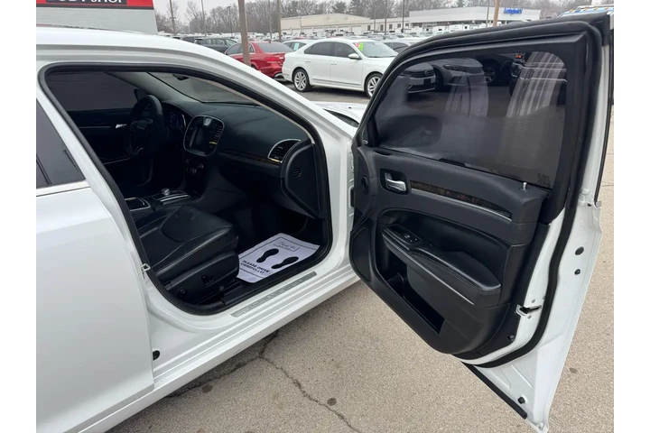 $8980 : 2016 300 4dr Sdn 300C RWD image 8