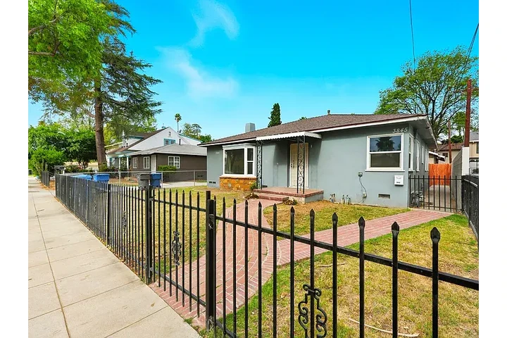 $900 : This spacious front home ! image 3