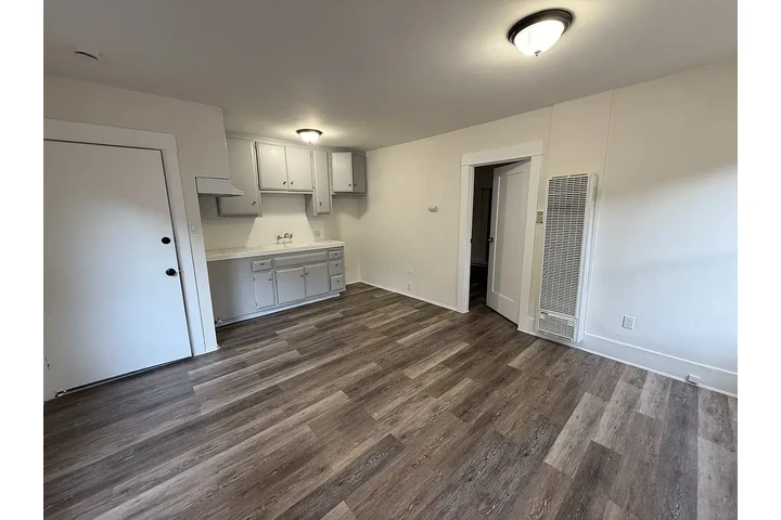 $1250 : One  Family Home image 1
