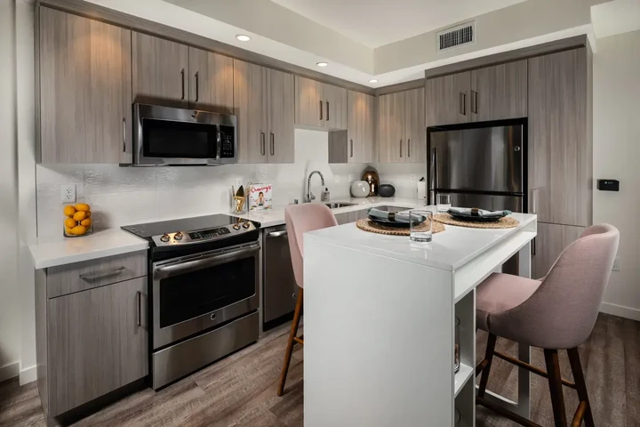 $1400 : Modern Studio apartment for re image 1