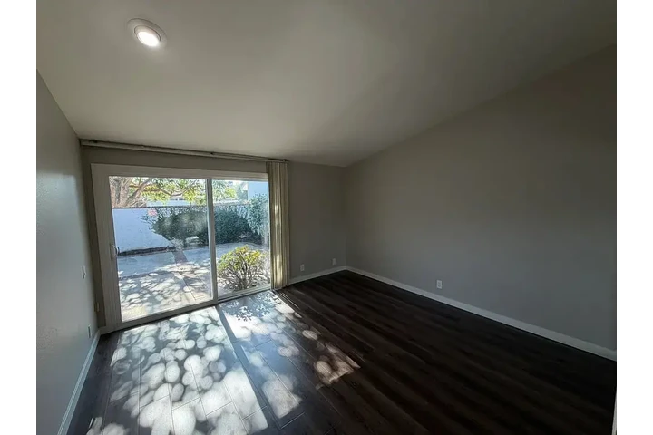 $900 : Home Rent ..Corona Del Mar, CA image 4