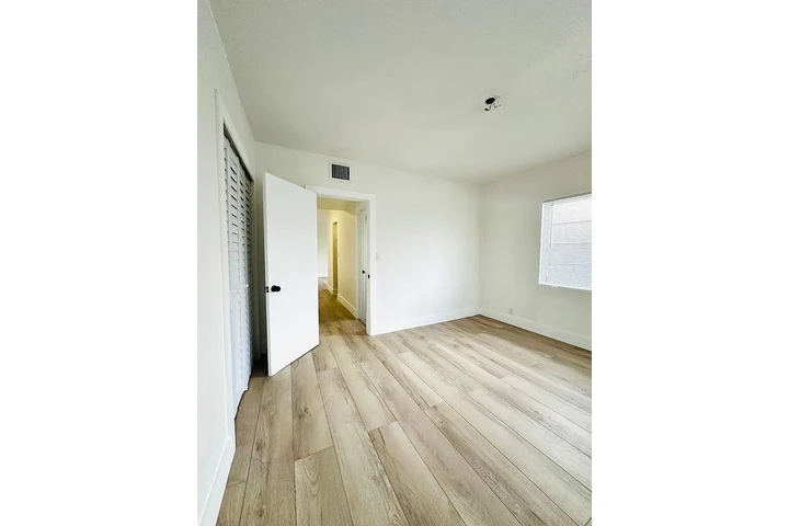 $800 : Spacious and renovated 2 bed image 2
