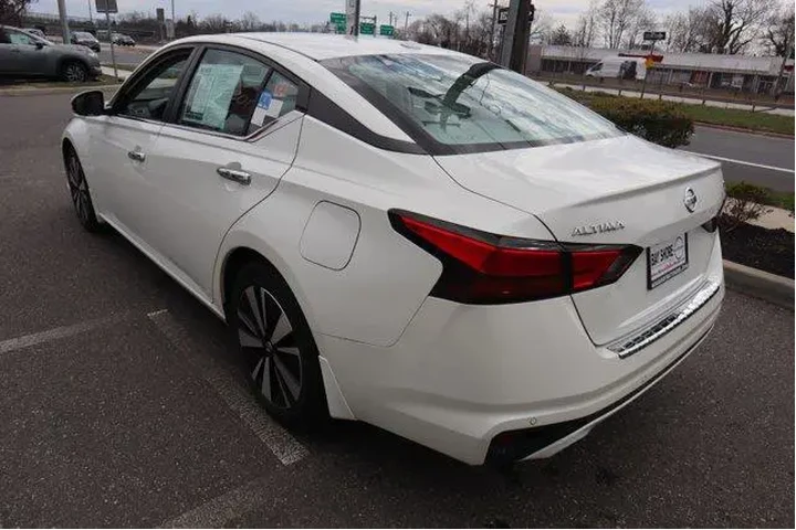 $17923 : Nissan Altima 2022 2.5 SV 4d image 8