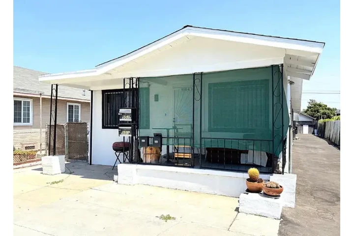 $1060 : Casa De renta🏠Los Angeles, CA image 1