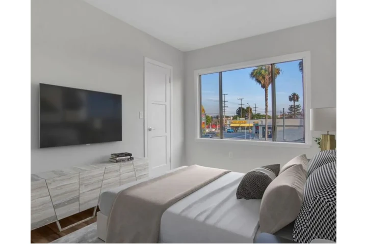 $4250 : Beautiful front unit image 4