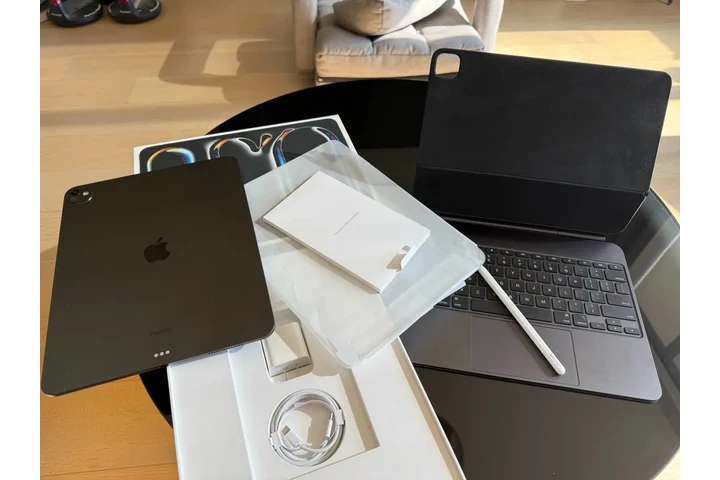 $800 : Like new iPad Pro 13” M4 7th g image 3