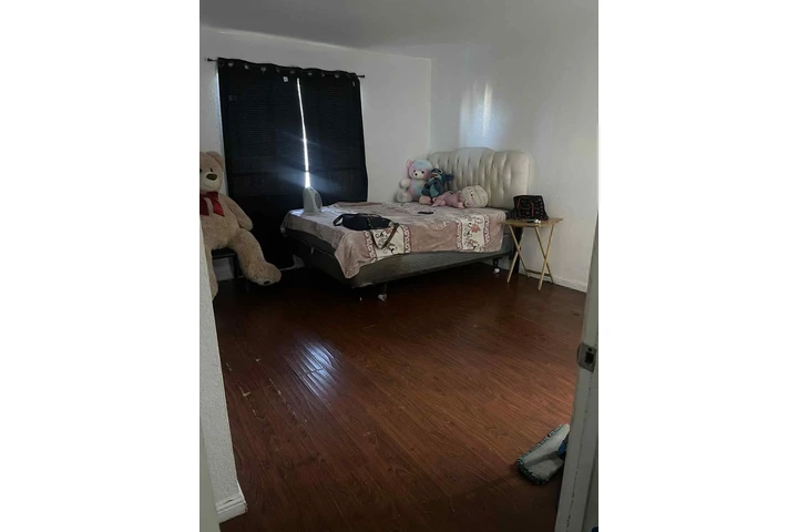 $1200 : Se renta un cuarto con baño image 3