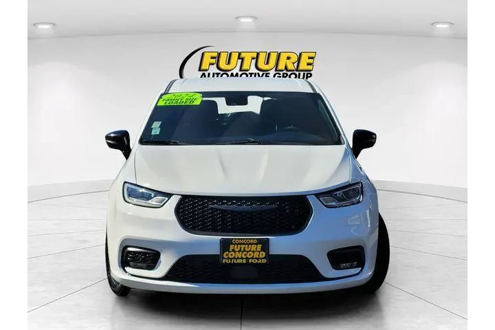 $28888 : Chrysler Pacifica Plug-In Hy image 4