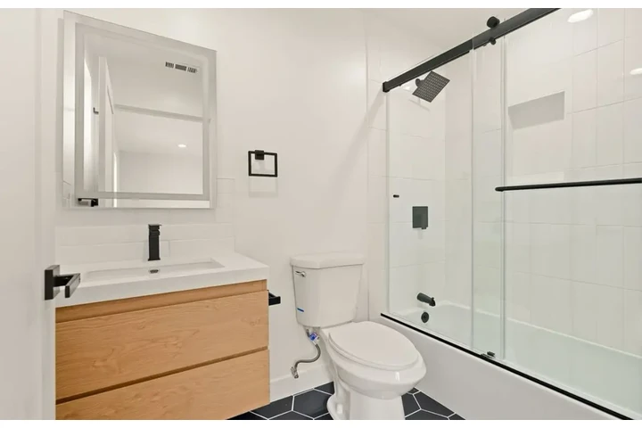 $2300 : 3 Bed Apt In Huntington Park image 8