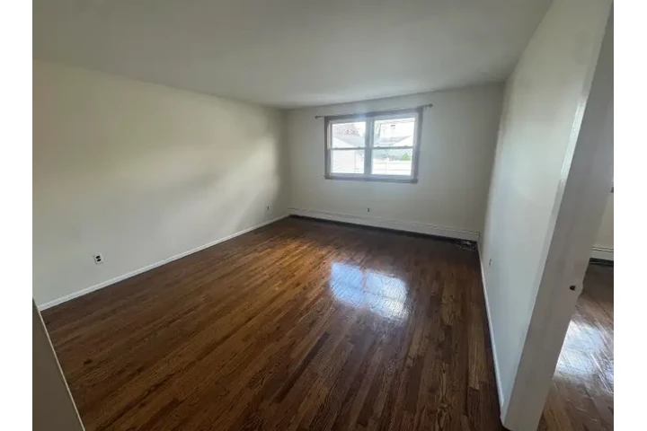 $1000 : Fully Renovated 1-Bedroom Apar image 3