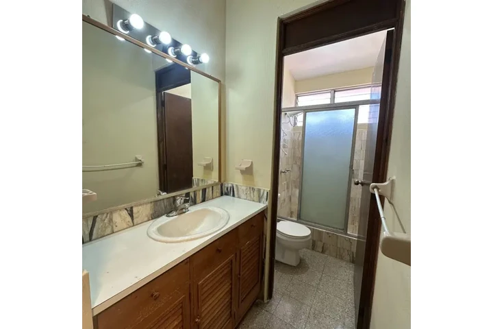 $1000 : Casa en renta zona 11 mariscal image 6