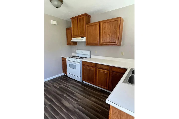 $1000 : Newly remodeled  3-bedroom image 5
