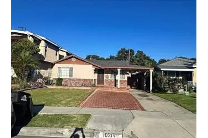 $2200 : Welcome to this charming 3 bed image 1