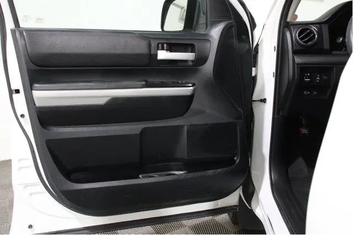 $23689 : Toyota Tundra 2018 4x4 SR5 4 image 5