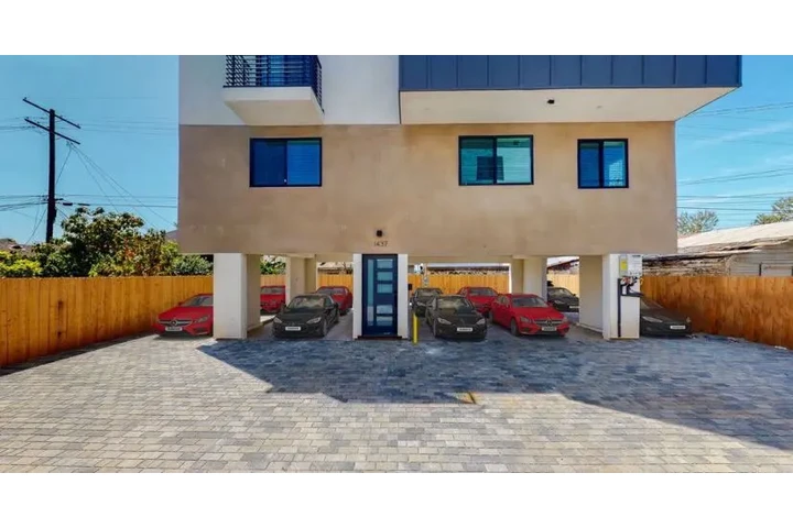 $2300 : 3 Bed 2 Bath Apt in Carson image 7