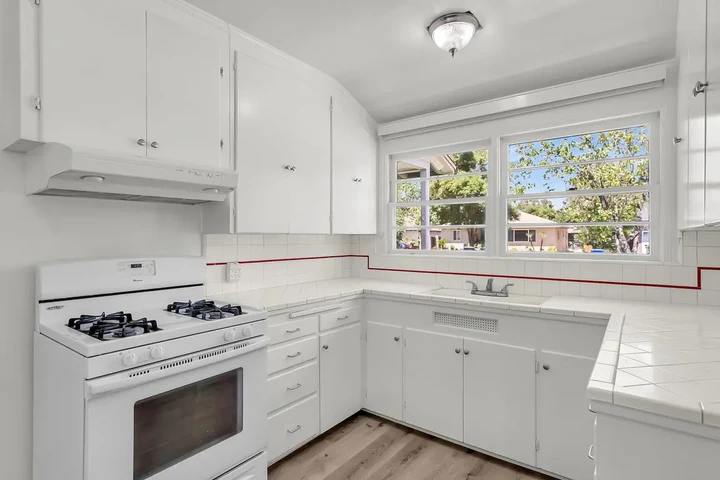 $900 : Delightful 2-bedroom, 1-bathro image 5