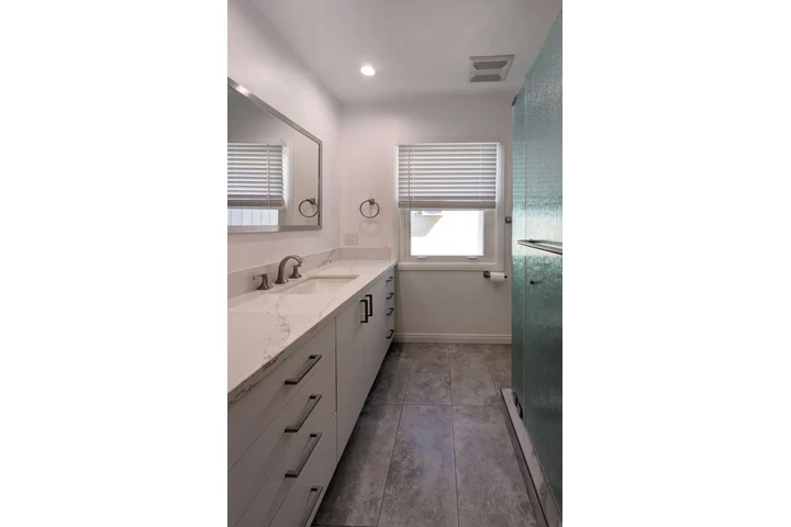 $2490 : 3 Bed 2 Bath in Vermont Square image 10