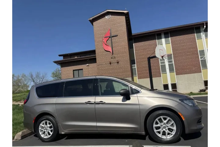 $7999 : 2017 Pacifica LX image 5