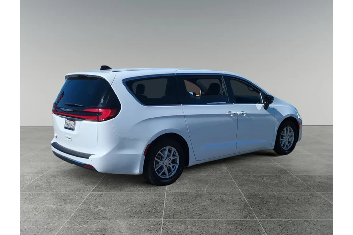 Chrysler Pacifica 2024 Touri image 5