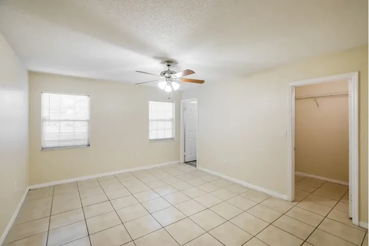 $2500 : 3 Bedroom house in Miami FL image 5