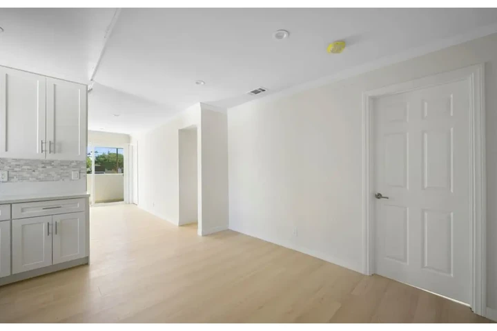 $2000 : 2 bedroom apartment in Carson image 2