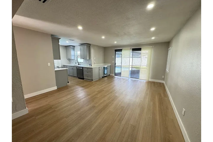 $1050 : beautifully spacious 3-bedroom image 4