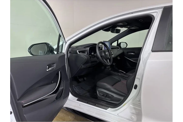 $29989 : Gold Certified2025 Corolla XSE image 2