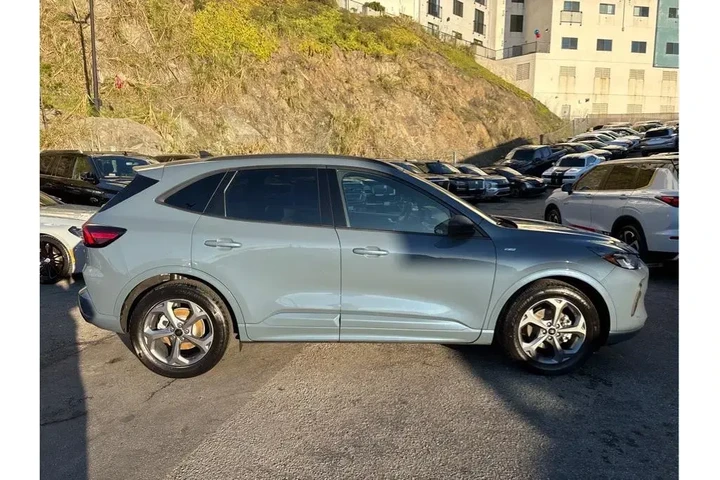 $22498 : Ford Escape 2023 ST-Line 4dr image 7