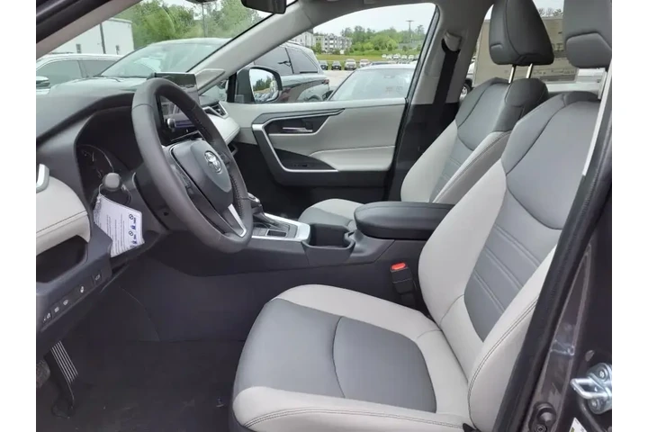 $38239 : Toyota RAV4 2024 AWD XLE Pre image 5