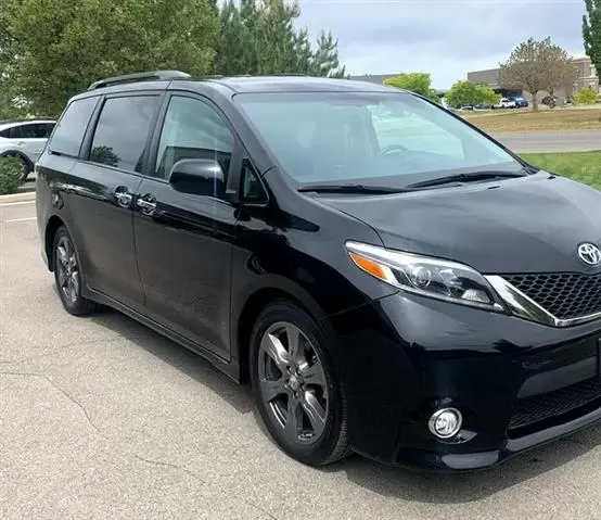 $12500 : 2017 TOYOTA SIENNA SE image 2