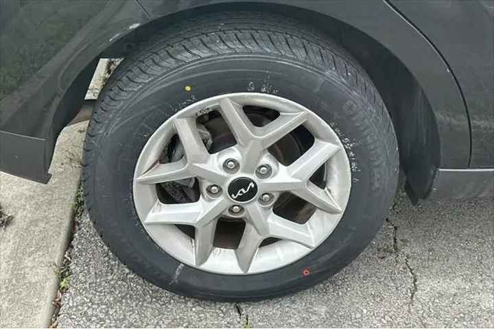 $16990 : Kia Soul 2024 LX 4dr Crossov image 7