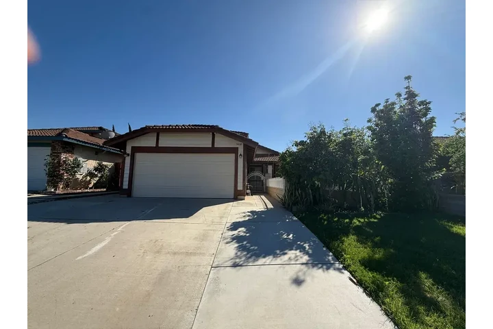 $1500 : Welcome to this stunning 3-bed image 1