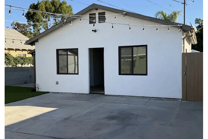 $1050 : beautifully remodeled Home image 1