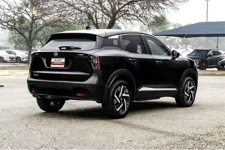 $24599 : Nissan Kicks 2025 SV 4dr Cro image 5