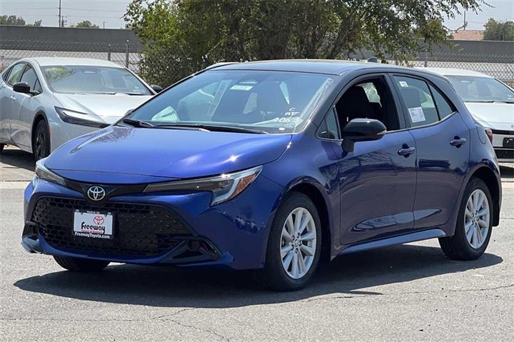 $26393 : Corolla Hatchback SE image 8