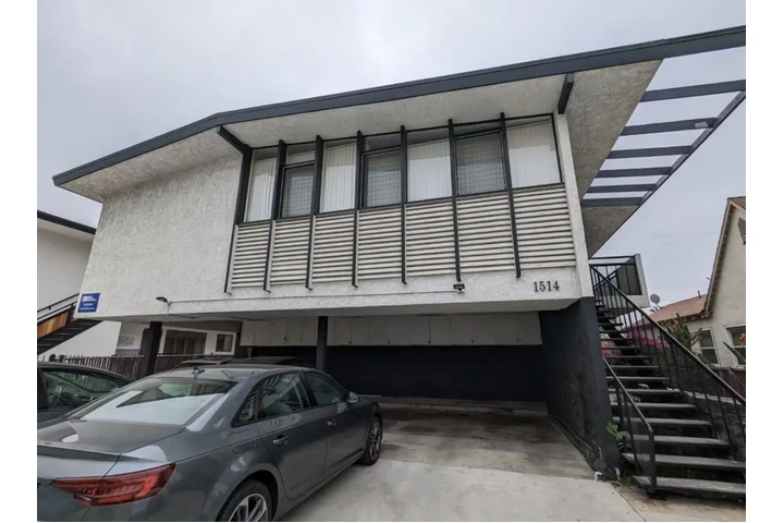 $1950 : 2 bedroom Apt in James M Wood image 1