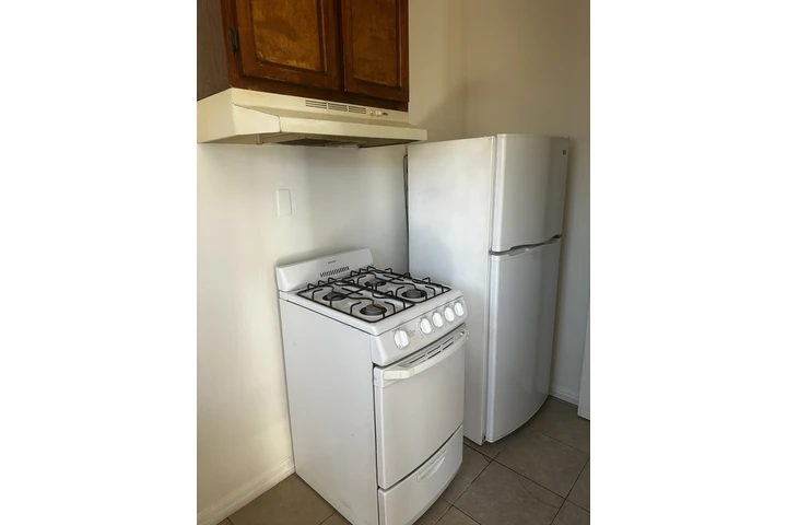 $1550 : Small Rear one bedroom yard image 2