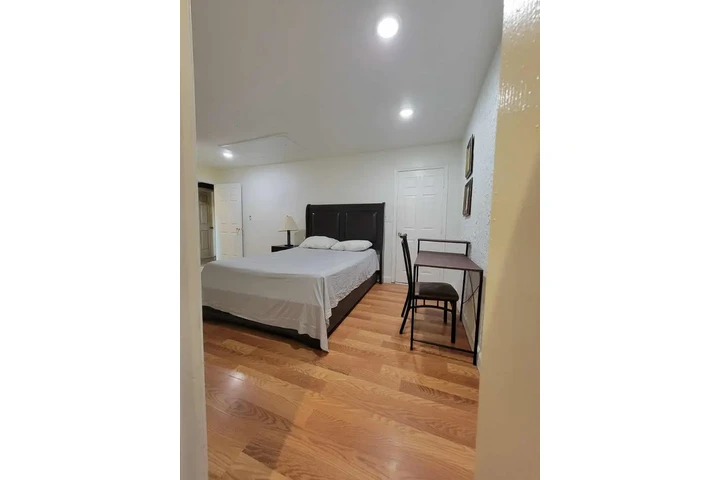 $600 : CUARTO ENRENTA image 2