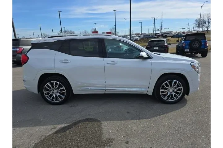 $26500 : GMC Terrain 2022 AWD Denali image 6