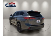$29500 : Toyota Highlander 2023 LE 4d thumbnail