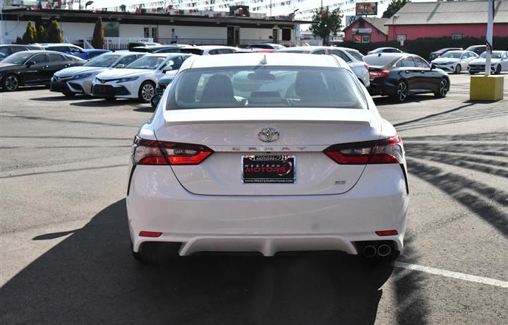 $24468 : Camry SE Sedan 4D image 7