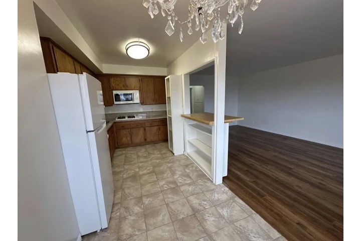 $1980 : 2 Bedroom Apt in James M Wood image 4