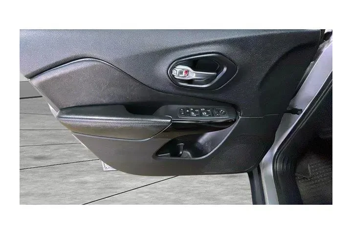 $18990 : Jeep Cherokee 2020 4x4 Latit image 9