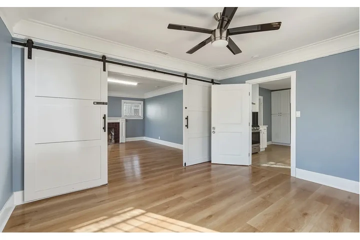 $1050 : Brand new natural light home image 5