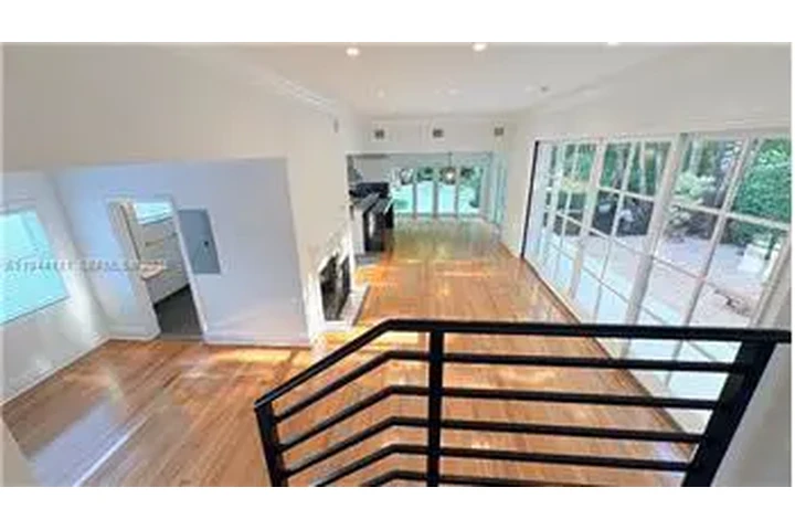 $10000 : Rental property with 3 bedro image 9