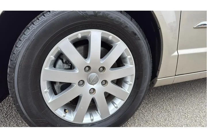 $9591 : Chrysler Town and Country 20 image 9